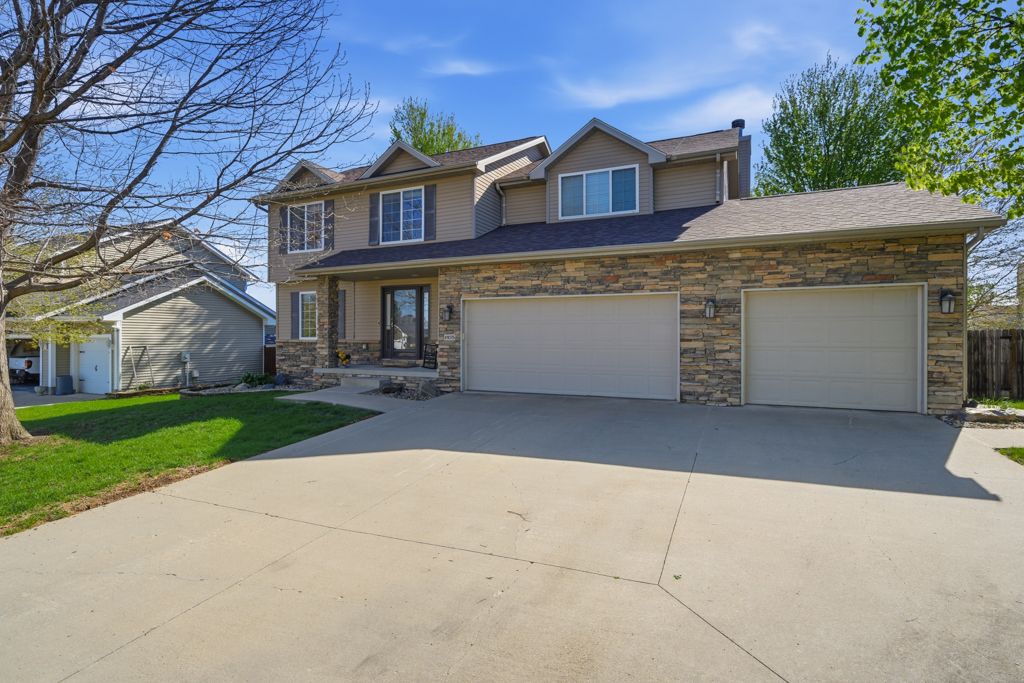 Listing Photo: 1935 SE Prairie Creek Dr, Waukee, IA 50263-2